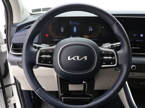 Used 2025 Kia Carnival EX FWD image 17