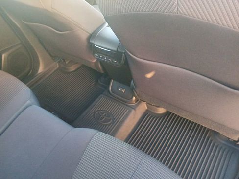 Used 2023 Toyota Highlander L image 18