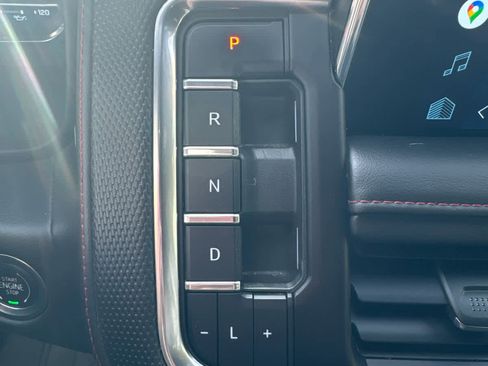 Used 2022 Chevrolet Suburban RST image 11