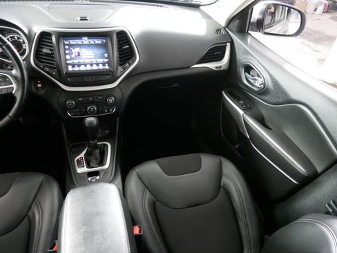 Used 2018 Jeep Cherokee Latitude Plus w/ Cold Weather Group image 11