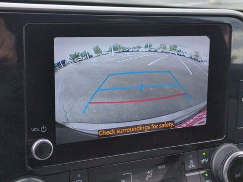 Used 2023 Toyota Highlander LE AWD/4WD image 12