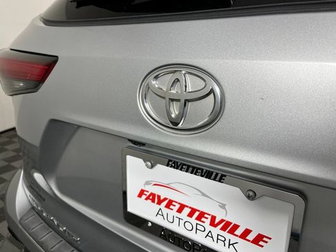 Used 2022 Toyota Highlander LE FWD image 16
