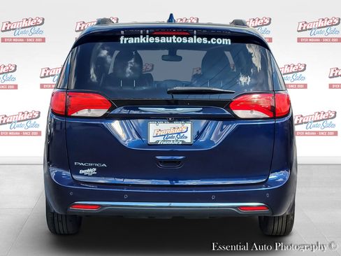 Used 2017 Chrysler Pacifica Touring-L w/ Tire & Wheel Group FWD image 4