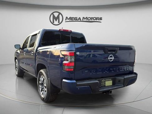 Used 2022 Nissan Frontier SV image 2