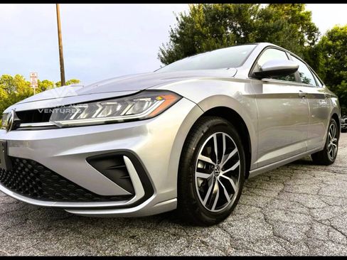 Used 2025 Volkswagen Jetta SE image 8