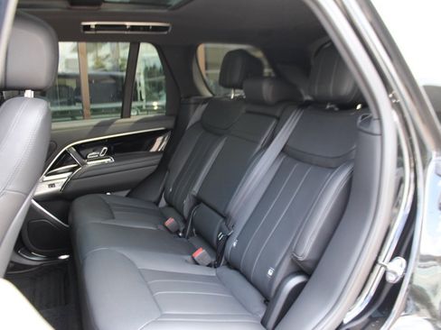 Used 2025 Land Rover Range Rover SE image 36