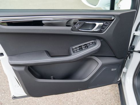 Certified 2025 Porsche Macan image 10