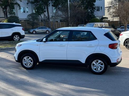 Used 2025 Hyundai Venue SE image 3