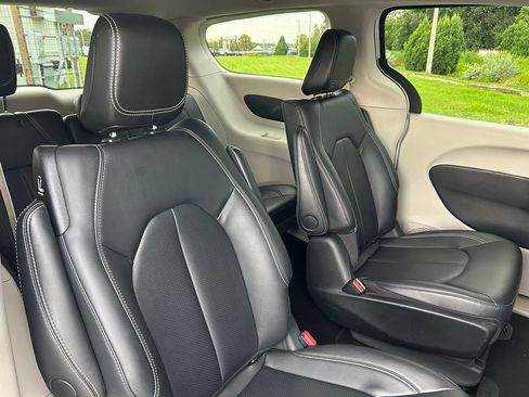 Used 2024 Chrysler Pacifica Limited FWD image 46