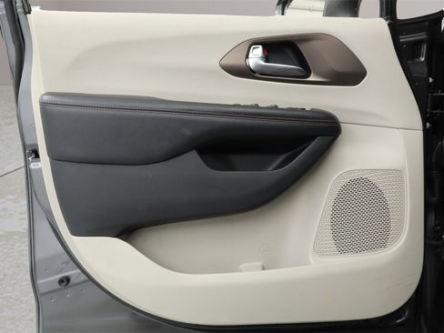 Used 2019 Chrysler Pacifica Touring-L image 15