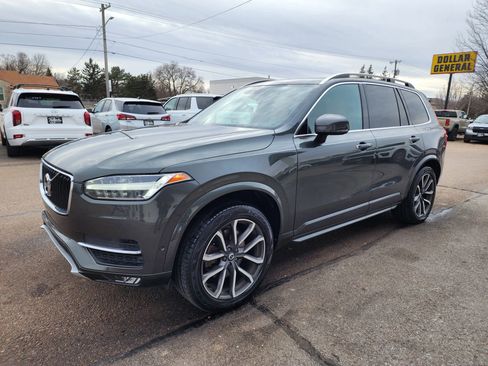 Used 2018 Volvo XC90 T6 Momentum w/ Convenience Package image 4