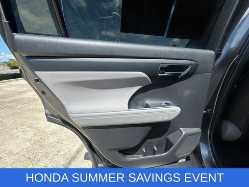 Used 2023 Toyota Highlander LE FWD image 13