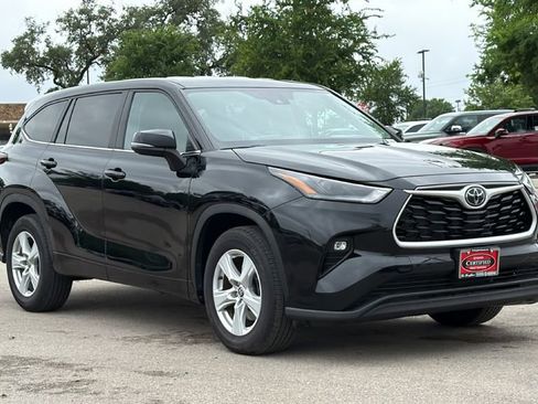 Certified 2025 Toyota Highlander LE FWD image 3