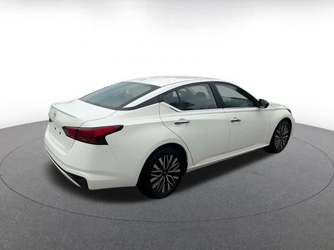 Used 2025 Nissan Altima 2.5 SV FWD image 15