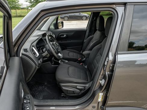 Used 2018 Jeep Renegade Latitude FWD image 5
