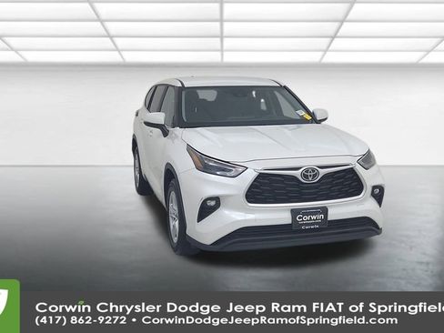 Used 2023 Toyota Highlander LE image 4