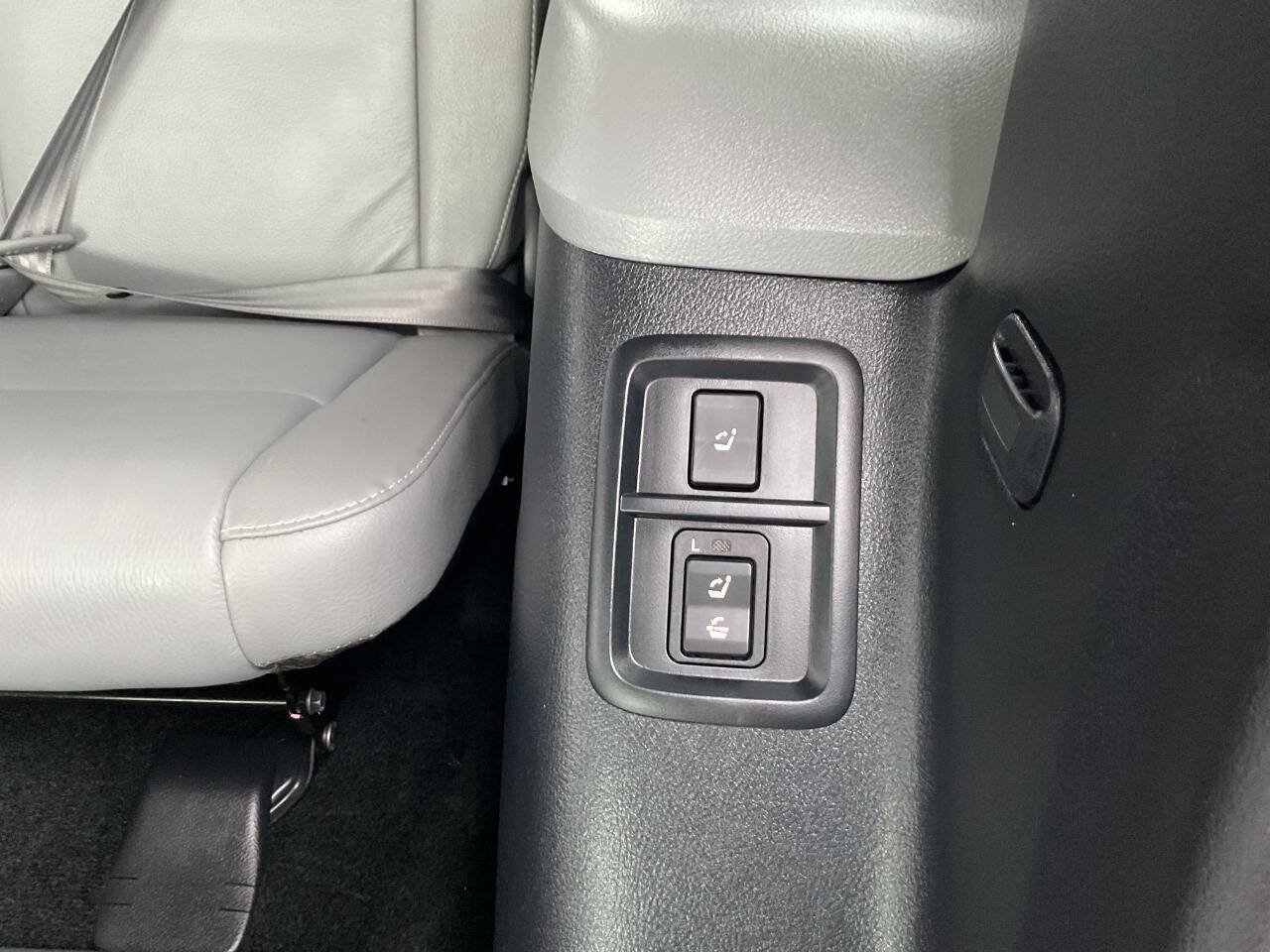 Used 2018 Toyota Sequoia Limited w/ Safety & Convenience Package AWD/4WD image 39