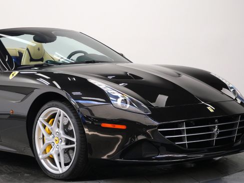 Used 2015 Ferrari California T RWD image 49