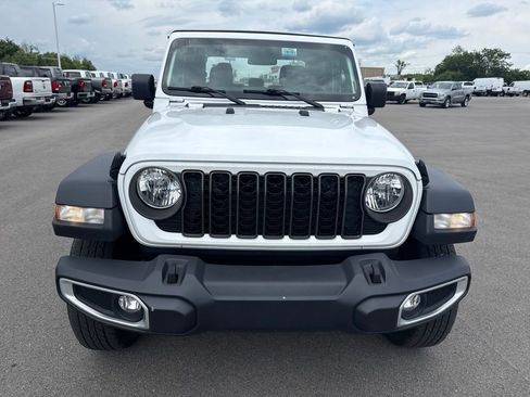 Used 2024 Jeep Gladiator Sport AWD/4WD image 2