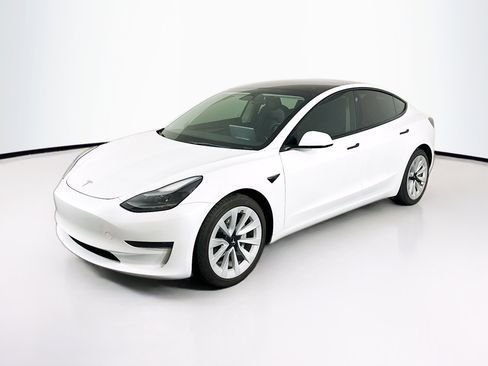 Used 2023 Tesla Model 3 Standard Range image 3