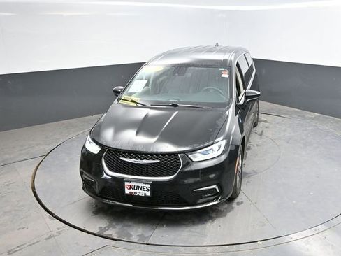 Used 2023 Chrysler Pacifica Touring-L FWD image 34