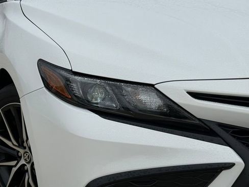 Used 2024 Toyota Camry SE image 3