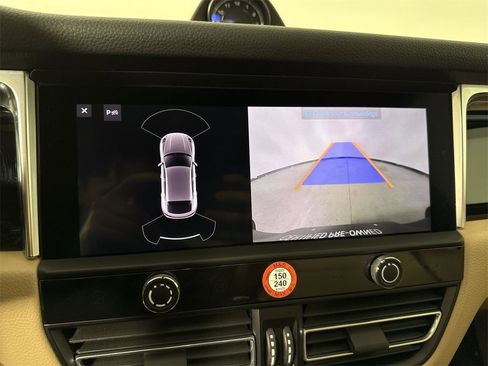Certified 2025 Porsche Macan image 30