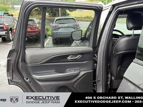 Used 2023 Jeep Grand Cherokee Altitude AWD/4WD image 22