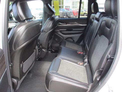 Used 2026 Jeep Grand Cherokee Altitude AWD/4WD image 12