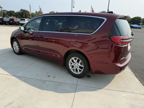Used 2023 Chrysler Pacifica Touring-L FWD image 6
