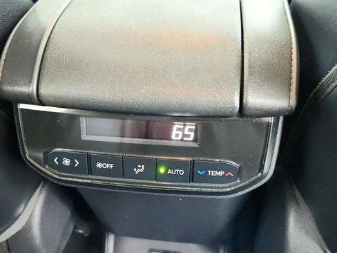 Used 2020 Toyota Highlander XLE AWD/4WD image 38
