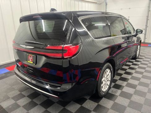 Used 2025 Chrysler Pacifica Select FWD image 3