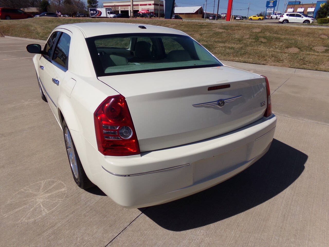 Used 2010 Chrysler 300 Touring RWD image 26