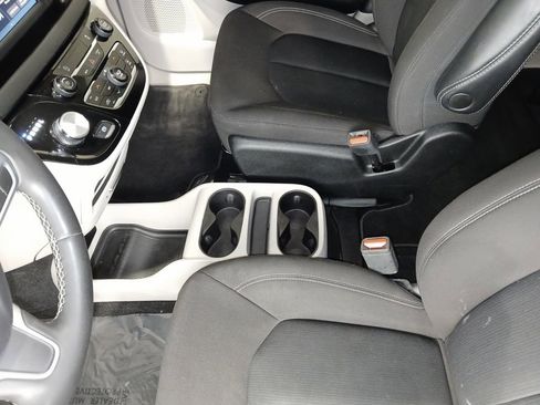 Used 2023 Chrysler Voyager LX image 19