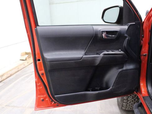 Used 2016 Toyota Tacoma TRD Sport image 15