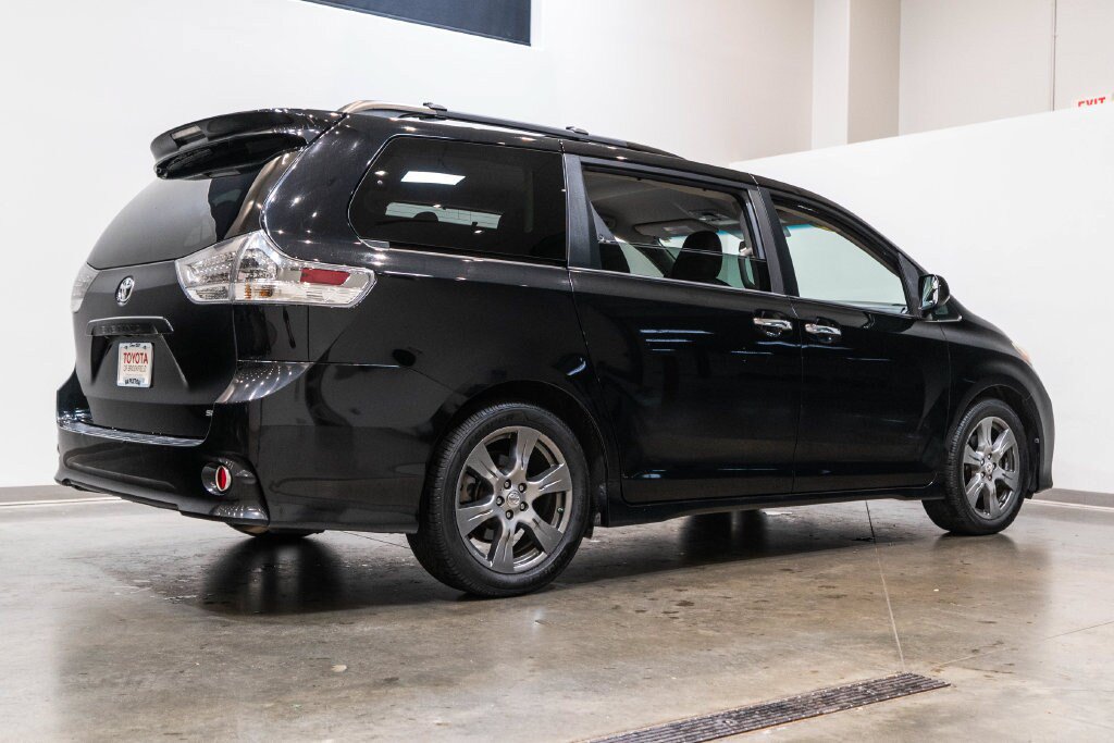 Used 2017 Toyota Sienna SE FWD image 9