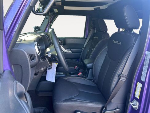 Used 2018 Jeep Wrangler Unlimited Sahara w/ Connectivity Group AWD/4WD image 9