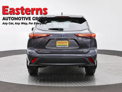 Used 2022 Toyota Highlander XLE AWD/4WD image 6