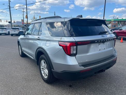 Used 2025 Ford Explorer Active AWD/4WD image 8