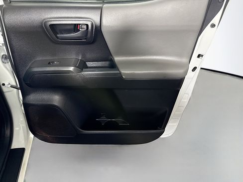 Used 2018 Toyota Tacoma SR image 27