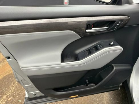 Used 2021 Toyota Highlander Limited AWD/4WD image 11