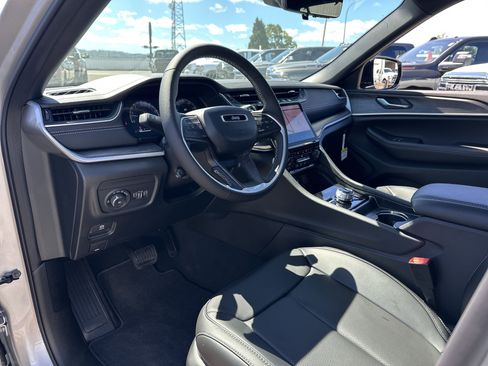 New 2025 Jeep Grand Cherokee Limited w/ Luxury Tech Group II AWD/4WD image 9