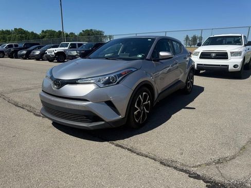 Used 2019 Toyota C-HR XLE FWD image 3