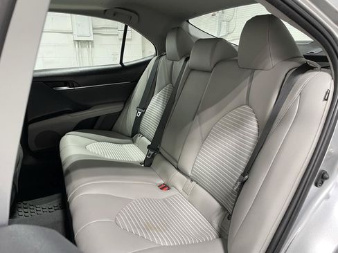 Used 2020 Toyota Camry SE w/ Sunroof Package FWD image 17