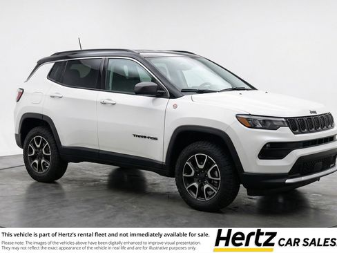 Used 2025 Jeep Compass Trailhawk image 1
