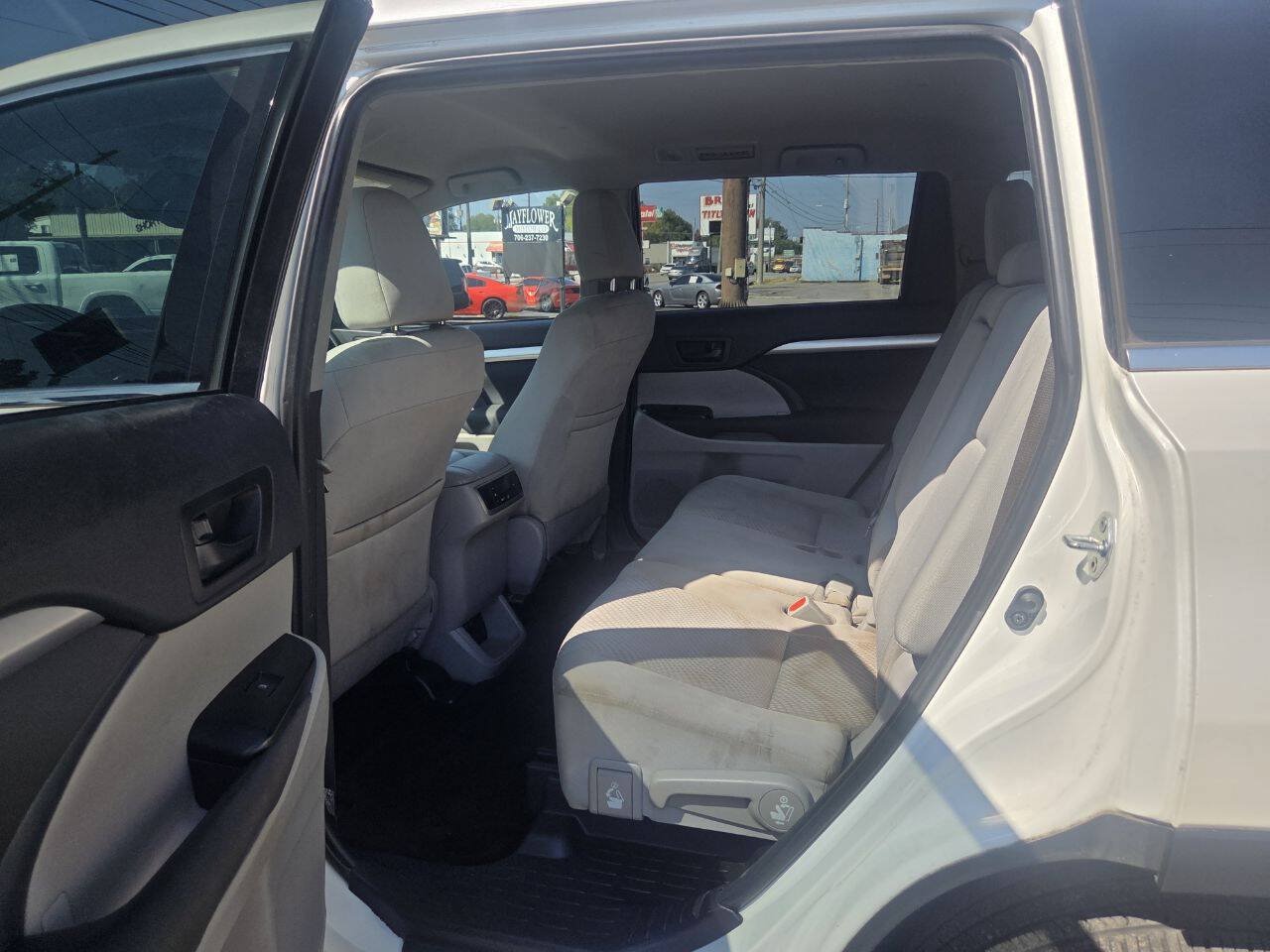Used 2019 Toyota Highlander LE FWD image 14