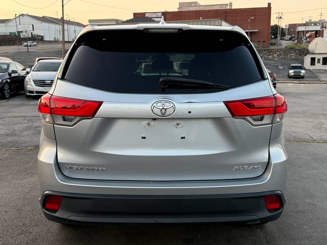 Used 2017 Toyota Highlander XLE AWD/4WD image 9
