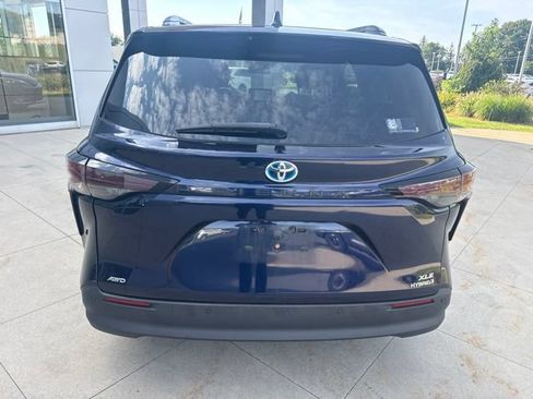 Used 2024 Toyota Sienna XLE w/ XLE Plus Package AWD/4WD image 6