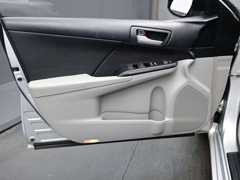 Used 2013 Toyota Camry LE image 9