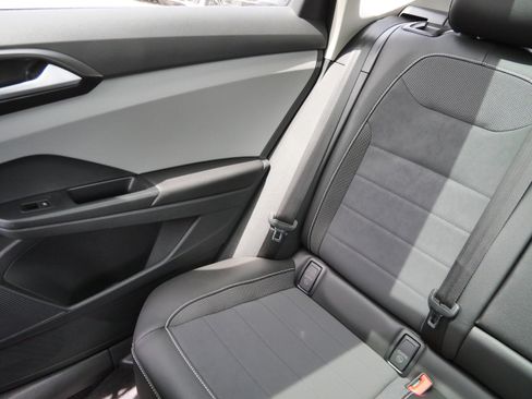 Certified 2023 Volkswagen Taos SE w/ Panoramic Sunroof Package AWD/4WD image 12